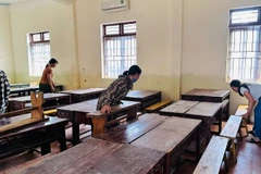 Các trường học khẩn trương dọn dẹp, vệ sinh để đón học sinh trở lại.