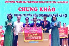 Ban Tổ chức Cuộc thi Đại sứ Văn hóa đọc thành phố Hà Nội năm 2024 trao giải Nhất cho đơn vị xuất sắc. (Ảnh: Ban Tổ chức cung cấp)