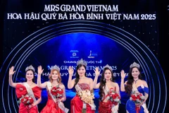 Các thí sinh xuất sắc giành giải thưởng tại đêm Chung kết cuộc thi Hoa hậu Quý bà Hòa bình Việt Nam 2025 - Mrs Grand Vietnam 2025.