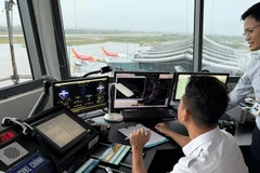Điều hành bay tại Đài kiểm soát không lưu Phú Bài. 