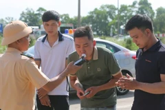 Kiểm tra điều kiện tham gia sát hạch cấp giấy phép lái xe.
