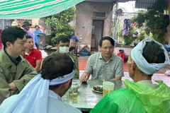 Lãnh đạo xã Thiệu Hóa đến thăm hỏi, động viên gia đình.