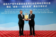 Tổng Lãnh sự Hoàng Minh Sơn trao tặng phẩm cho đại diện Chính quyền nhân dân thành phố Côn Minh.