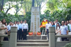 Đoàn Hội Nhà báo Việt Nam dâng hương, dâng hoa tưởng niệm liệt sĩ Phạm Hồng Thái ở nghĩa trang Hoàng Hoa Cương.