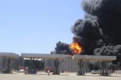 Kho nhiên liệu bị tấn công ở Port Sudan, Sudan. (Ảnh: TÂN HOA XÃ)