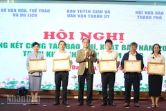 Ban tổ chức khen thưởng tập thể có thành tích xuất sắc trong công tác báo chí năm 2025.