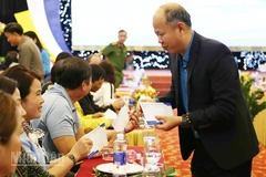 Ban tổ chức tặng quà Tết cho Ban điều hành Tổ công nhân tự quản khu nhà trọ.