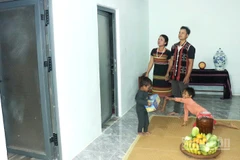 Niềm vui về nhà mới của vợ chồng chị Bhling Thị Bưới (thôn Atếêp, xã Avương).