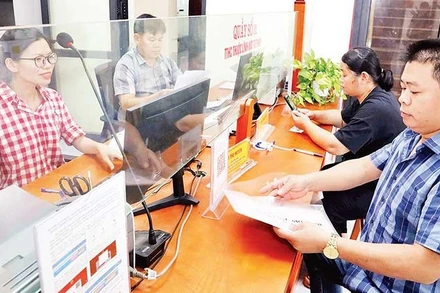 Người dân thực hiện thủ tục hành chính trong lĩnh vực tư pháp tại Trung tâm Phục vụ hành chính công xã Chi Lăng.