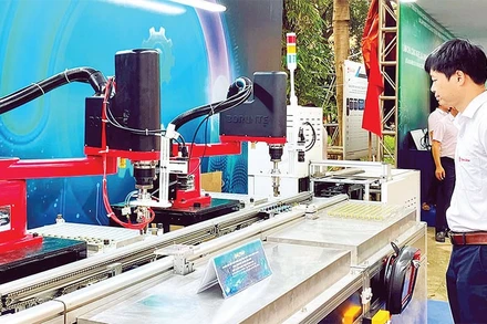 Mô hình dây chuyền sản xuất tự động ứng dụng công nghệ Vision Guided Robotics (VGR) của Công ty cổ phần Bóng đèn Phích nước Rạng Đông.