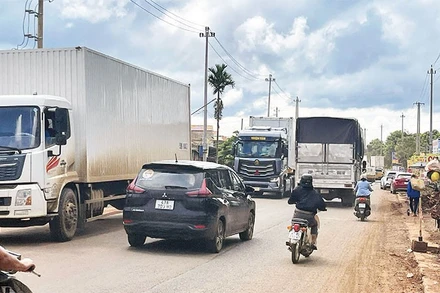 Vào vụ thu hoạch sầu riêng, lượng phương tiện tham gia giao thông trên Quốc lộ 26 đoạn qua xã Ea Knuếc và Krông Pắc, tỉnh Đắk Lắk tăng đột biến.