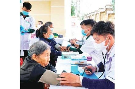 Quân y Bộ đội Biên phòng tỉnh Gia Lai khám sức khoẻ cho người dân xã Phù Mỹ Đông.