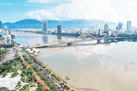 Toàn cảnh khu vực trung tâm thành phố Đà Nẵng nhìn từ sông Hàn.