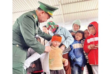 Trao áo ấm tặng các cháu nhỏ ở bản Na Cáng, xã Na Ngoi.