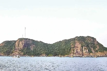 Một góc cụm đảo Hòn Chuối nằm trong Khu bảo tồn loài-sinh cảnh cấp tỉnh tại Cà Mau, nơi có đông đảo ngư dân phát triển nghề nuôi biển.