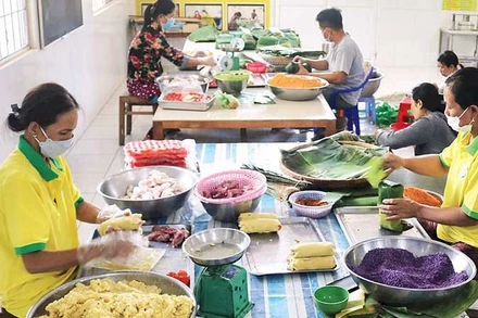 Gói bánh tét tại cơ sở kinh doanh bánh tét Hai Lý, xã Vinh Kim, tỉnh Vĩnh Long.