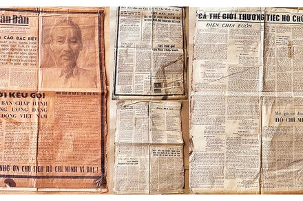 Hai tờ Báo Nhân Dân được người dân trao tặng Bảo tàng Quân khu 5.