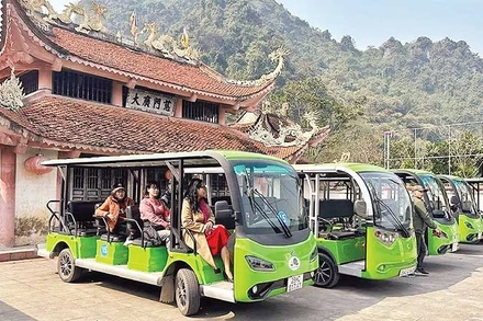 Đội xe điện đã sẵn sàng phục vụ du khách tham quan quần thể danh thắng Hương Sơn và dự Lễ hội chùa Hương năm 2026.