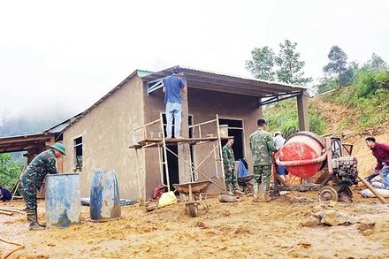 Cán bộ, chiến sĩ thuộc Trung đoàn 885 và Ban Chỉ huy phòng thủ Khu vực III - Trà My (Bộ Chỉ huy quân sự thành phố Đà Nẵng) xây dựng nhà cho người dân xã Trà Tập.