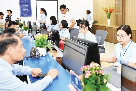 Người dân, doanh nghiệp giải quyết thủ tục hành chính tại điểm phục vụ hành chính công Tây Hồ.