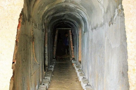 Một đoạn trong địa đạo Vịnh Mốc đang được tôn tạo, nâng cấp.