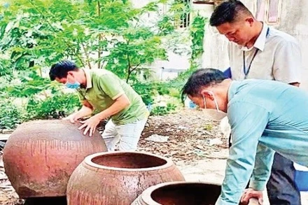 Người dân xã Hiệp Phước chung tay loại bỏ nơi sinh sản của muỗi.