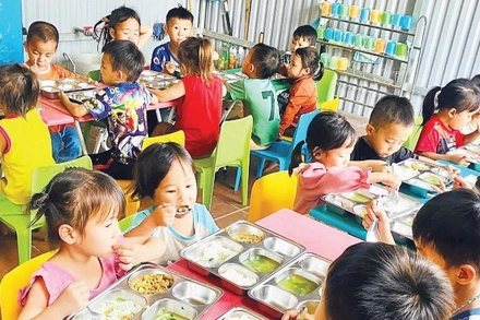 Bữa ăn trưa no đủ tại một điểm trường ở Mường Lát.