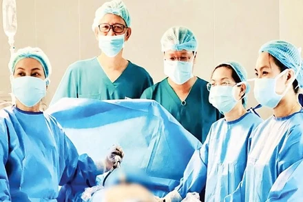 Ê-kíp bác sĩ Bệnh viện Từ Dũ cơ sở 2 thực hiện ca phẫu thuật nội soi.