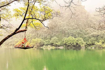 Trải nghiệm nghỉ ngơi trên hồ Lân Ty.