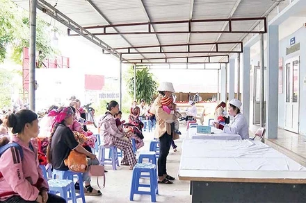Người dân đến khám, chữa bệnh tại Trạm y tế xã Khun Há.