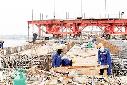 Kỹ sư, công nhân thi công cầu Kênh Vàng.