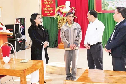 Lãnh đạo xã Xuân Vân, tỉnh Tuyên Quang, kiểm tra cơ sở vật chất tại các điểm bầu cử trên địa bàn xã. (Ảnh: KHÁNH TOÀN)