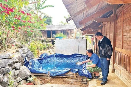 Chủ động khắc phục khó khăn do thiếu nước sản xuất, sinh hoạt vào mùa khô, người dân thôn Trung Thu, xã Sính Phình đã đầu tư xây bể chứa và làm bạt chứa nước phục vụ chăn nuôi, sinh hoạt.