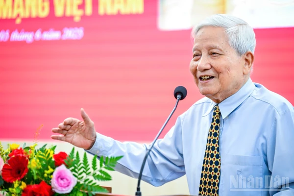 Đồng chí Hà Đăng, nguyên Ủy viên Trung ương Đảng, nguyên Trưởng ban Tư tưởng-Văn hóa Trung ương (nay là Ban Tuyên giáo và Dân vận Trung ương), nguyên Tổng Biên tập Báo Nhân Dân, Tổng Biên tập Tạp chí Cộng sản, từng là trợ lý Tổng Bí thư Lê Duẩn và Tổng Bí thư Nông Đức Mạnh.