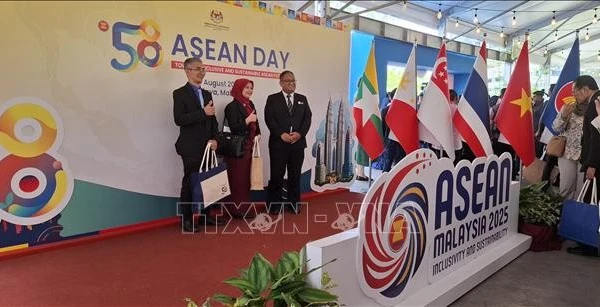 Các đại biểu dự Lễ kỷ niệm Ngày ASEAN 2025 chụp ảnh lưu niệm. (Ảnh: TTXVN)