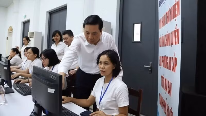 Lãnh đạo phường Yên Hòa mới, Hà Nội, kiểm tra công tác vận hành thử nghiệm mô hình chính quyền hai cấp. (Ảnh: Báo Nhân Dân) 