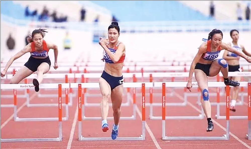 Các vận động viên thi đấu nội dung chạy vượt rào tại Đại hội Thể thao toàn quốc lần thứ 9 năm 2022.