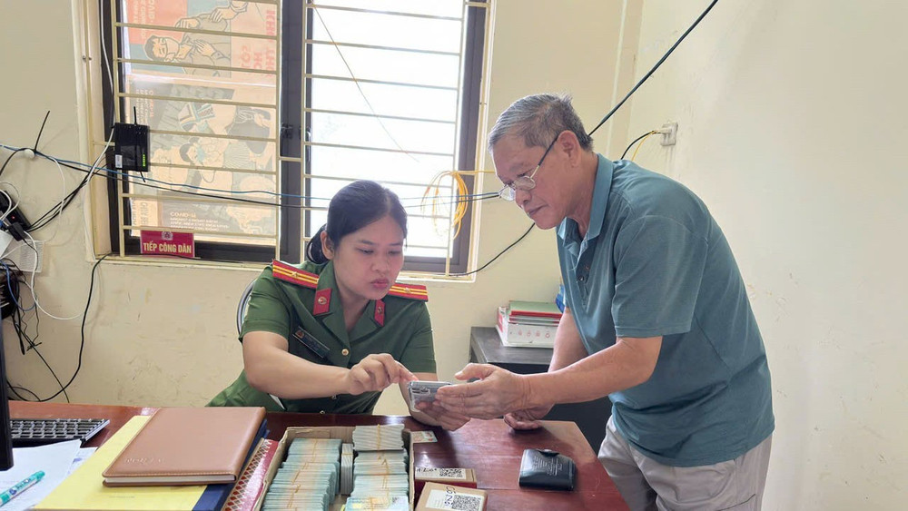 Cán bộ công an xã Mai Sơn hướng dẫn người dân thực hiện thủ tục hành chính. 3-3482.jpg