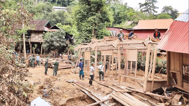 Lực lượng vũ trang hỗ trợ người dân bản Xiềng Tắm, xã Mỹ Lý sửa chữa nhà ở, tái thiết sau đợt lũ lịch sử hồi tháng 7 vừa qua.