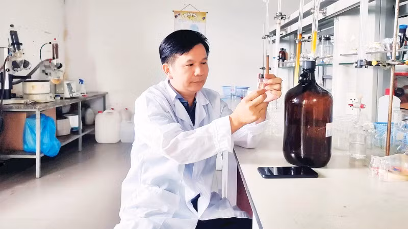 Cán bộ Viện Công nghệ tiên tiến (Viện Hàn lâm Khoa học và Công nghệ Việt Nam) kiểm tra kết quả các hoạt chất sau khi chiết xuất cao ngải cứu. (Ảnh: DŨNG HIẾU)