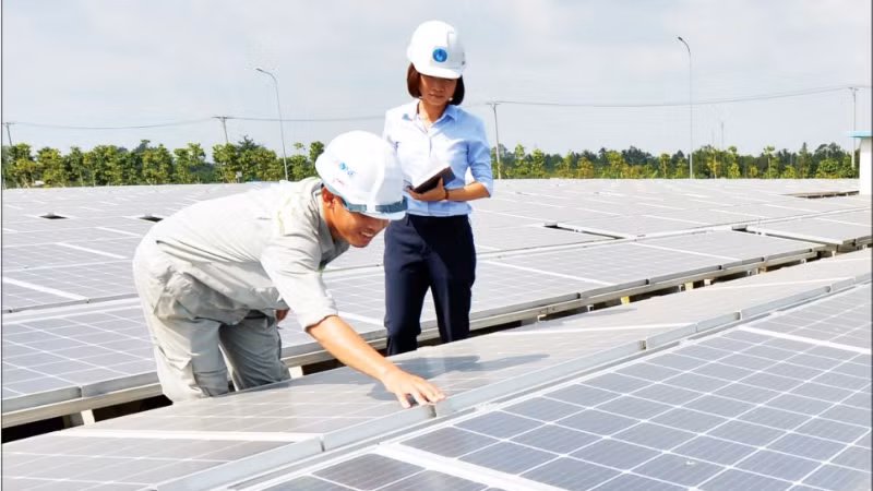 Kiểm tra và bảo dưỡng pin năng lượng mặt trời ở Nhà máy nước sạch Aquaone Hậu Giang. (Ảnh: QUỐC TUẤN)