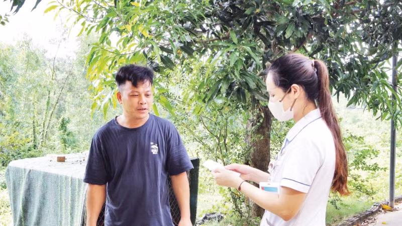 Cán bộ y tế tuyên truyền cho người dân trên địa bàn Hà Nội về biện pháp phòng, chống bệnh dại. (Ảnh: DUY TUÂN)
