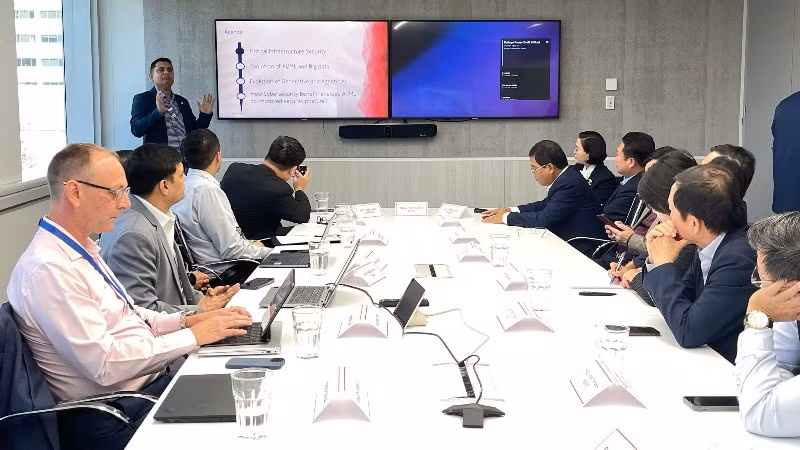 Ông Andrew Cope, Giám đốc điều hành Nokia khu vực châu Đại Dương trao đổi với Đoàn cán bộ lãnh đạo, quản lý các ban, bộ, ngành trung ương và địa phương Việt Nam.