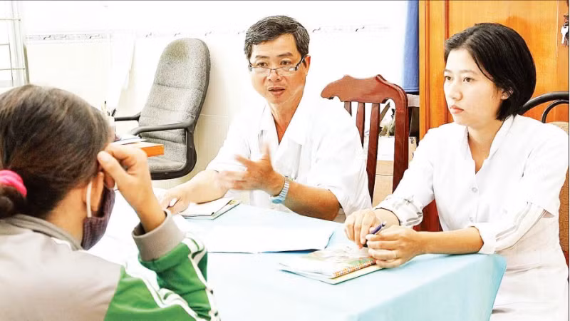 Tư vấn cách sinh hoạt tại gia đình, cộng đồng phòng chống lây truyền cho người nhiễm HIV.