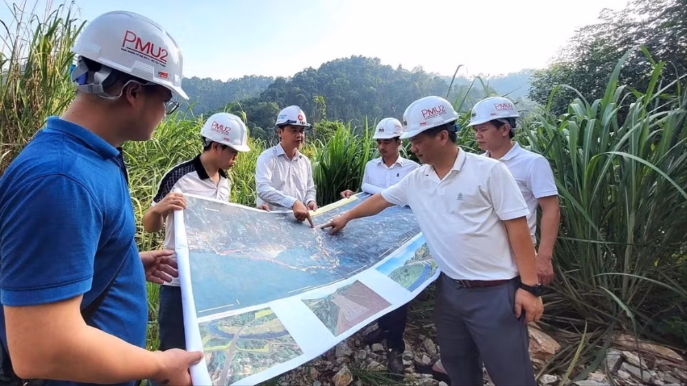 Đại diện chủ đầu tư cùng các nhà thầu thực tế hiện trường, xác định các vị trí “đường găng” đề xuất địa phương ưu tiên sớm bàn giao mặt bằng dự án.