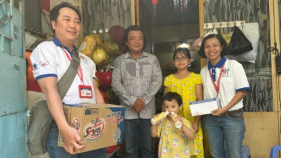 Đại diện Công ty Tân Hiệp Phát thăm hỏi, tặng quà cho các em thiếu nhi mồ côi do đại dịch Covid trong dịp ngày Quốc tế thiếu nhi 1/6 vừa qua. 44444-4-7345.jpg