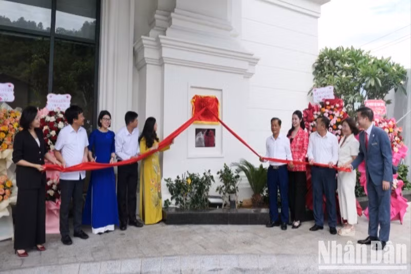 Lễ đón nhận khách sạn đạt tiêu chuẩn 5 sao. 