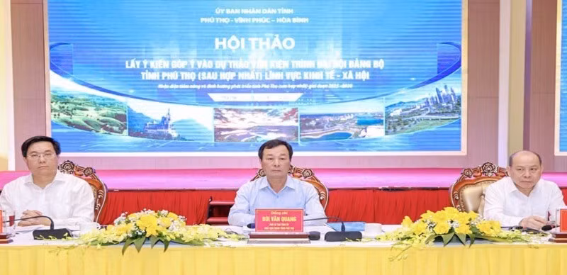 Chủ tịch Ủy ban nhân dân ba tỉnh Phú Thọ, Vĩnh Phúc và Hòa Bình chủ trì hội thảo.