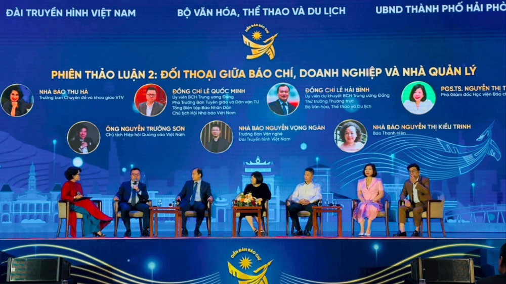 Các diễn giả trao đổi tại Diễn đàn vai trò của báo chí trong việc thúc đẩy phát triển các ngành công nghiệp văn hóa.