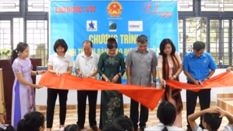 Các đại biểu cắt băng khánh thành bàn giao và đưa vào sử dụng công trình Trường tiểu học Ea Bông (điểm trường Buôn D'Ham). (Ảnh: BẢO TRUNG)